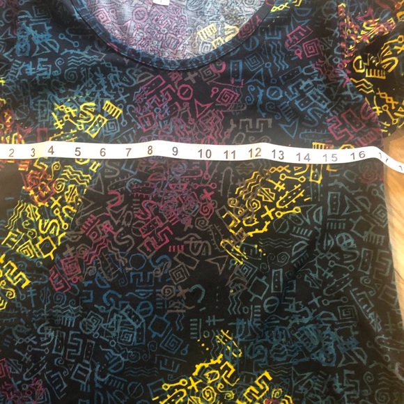 Fun pattern in this classic LuLaRoe top.🌷 - Picture 3 of 7